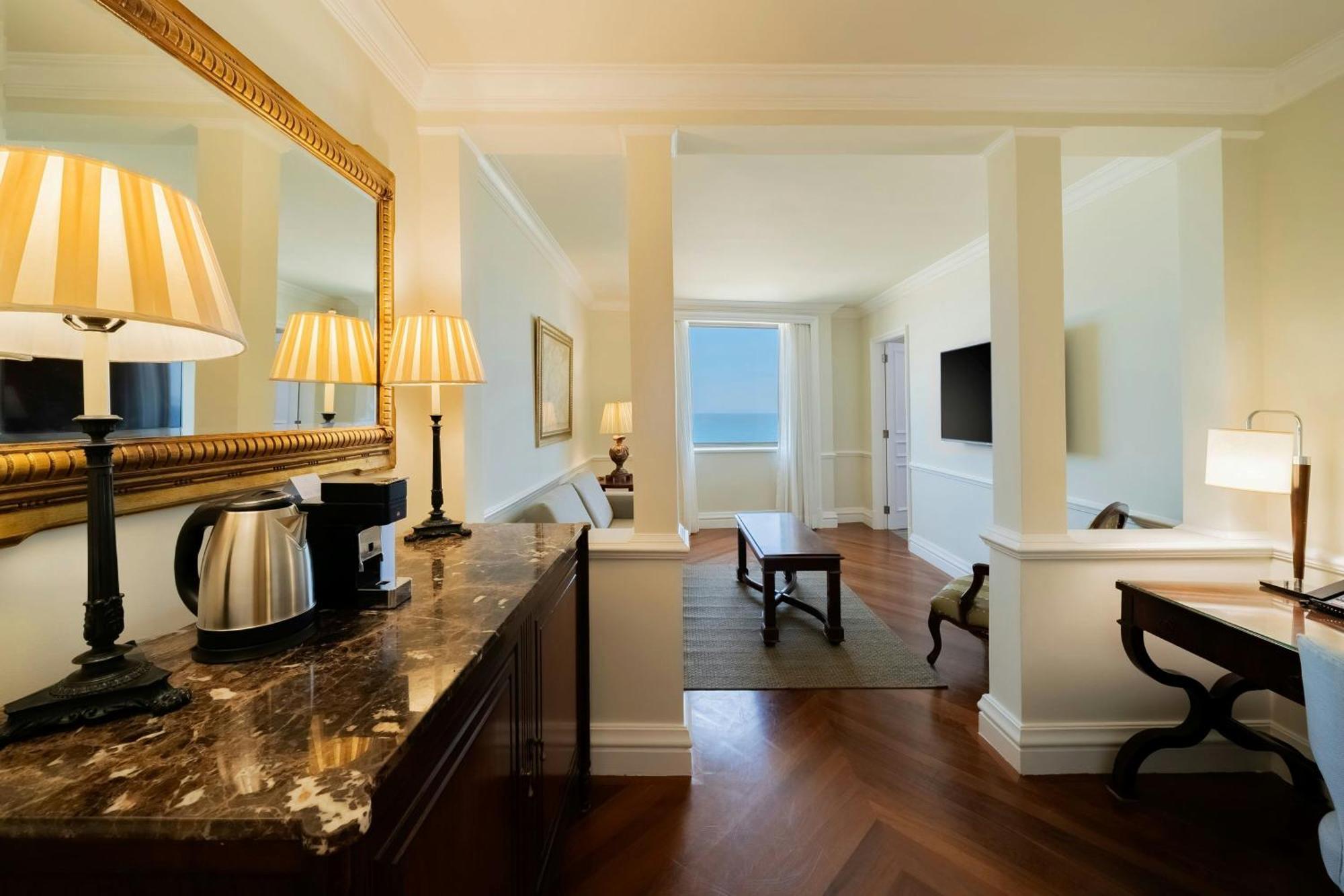 Executive lounge access Suite 1 King Sofa bed Ocean view