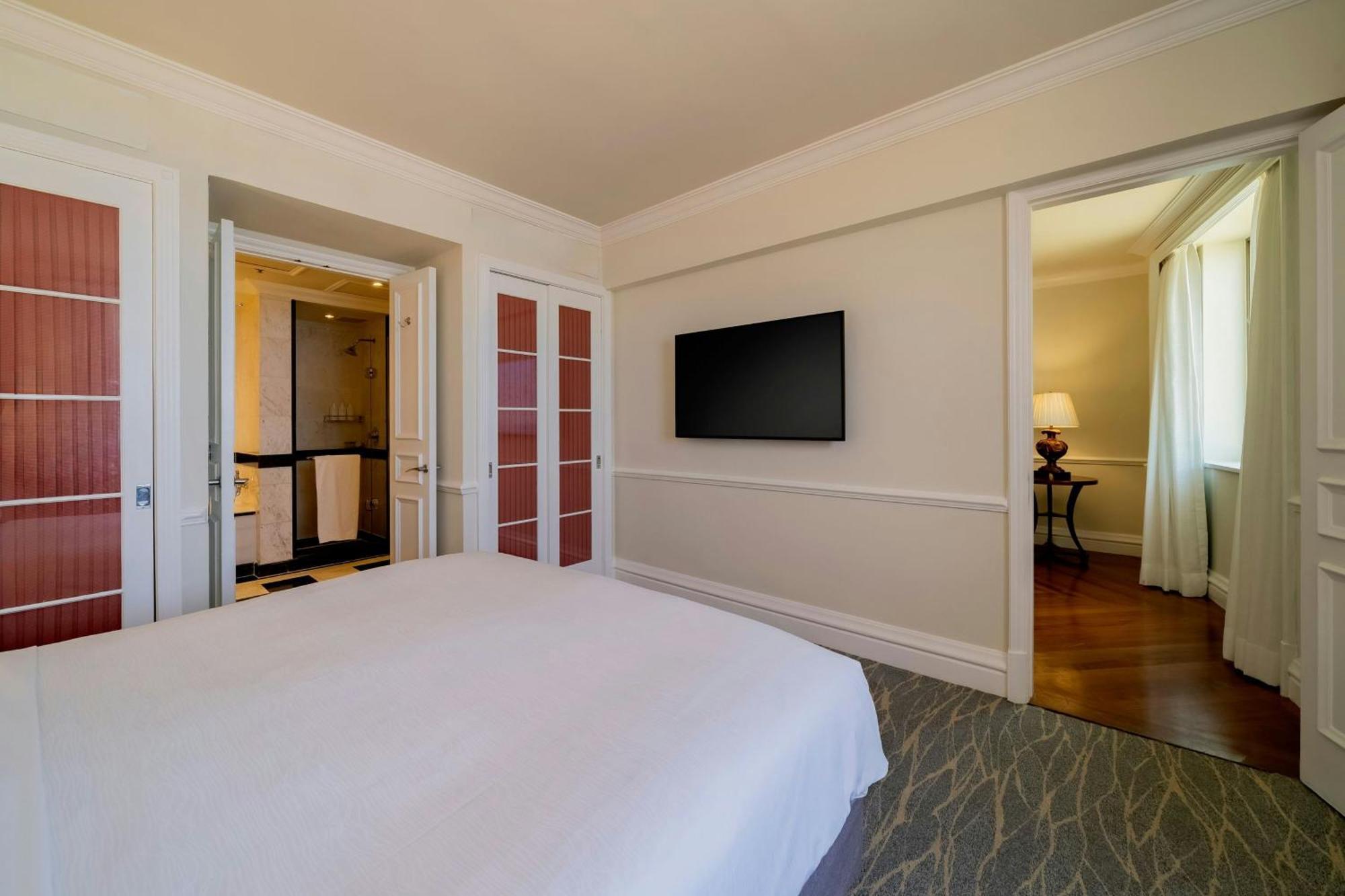 Executive lounge access Suite 1 King Sofa bed Ocean view