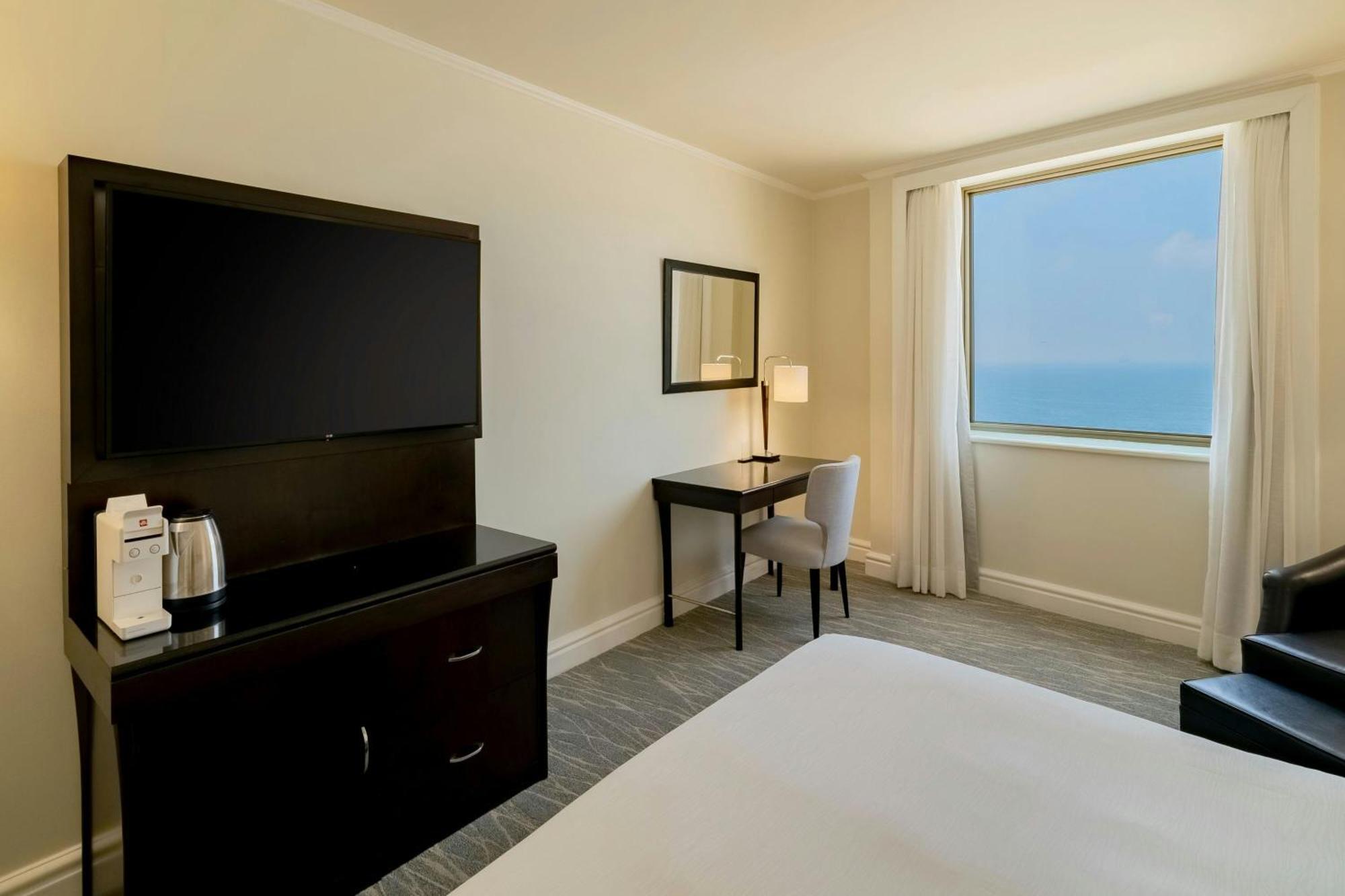 Executive lounge access Guest room 1 King Ocean view